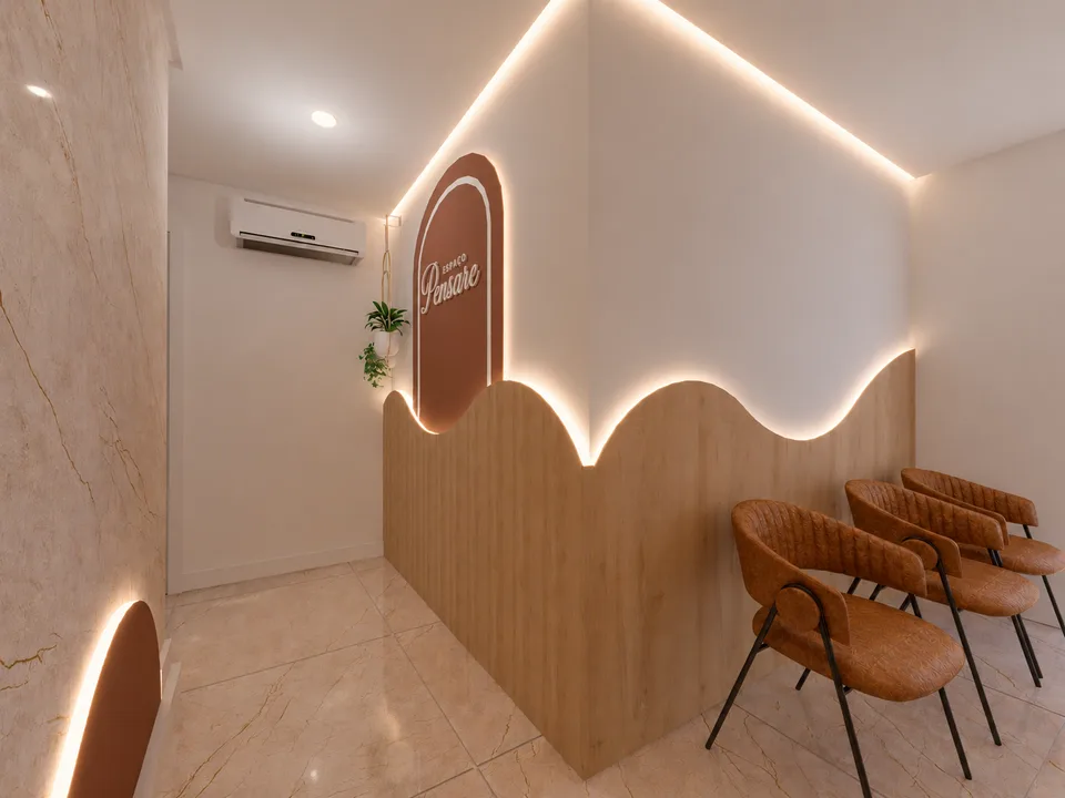 Corredor de circulação do Espaço Pensare com iluminação embutida e parede curva iluminada.